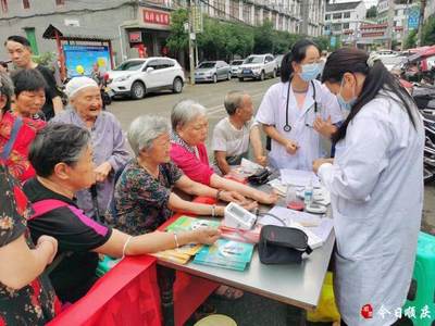 区卫健局设立5个义诊点，为老年人健康护航