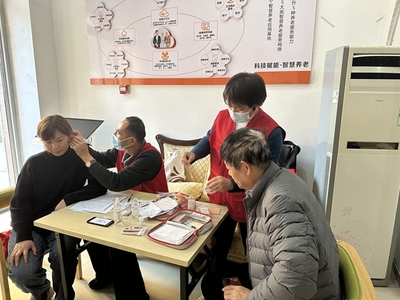 小耳穴大健康——郑州市御金城社区开展“耳穴压豆”义诊与营养健康咨询服务