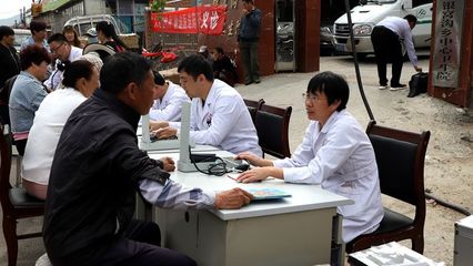 围场卫健局开展营养健康科普“进社区、进学校、进家庭”系列宣传活动暨咨询服务